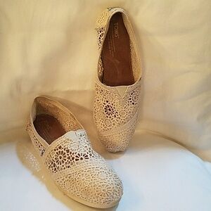LADIES TOMS IVORY CROCHETED SLIP ON FLATS (sz 7.5)